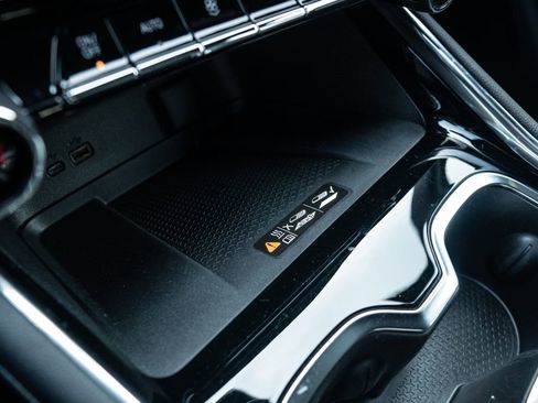 Used 2025 Chevrolet Traverse LT image 28