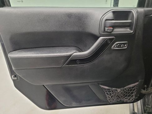 Used 2017 Jeep Wrangler Unlimited Sahara AWD/4WD image 27
