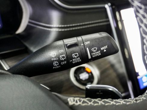 Used 2024 Jeep Grand Cherokee Limited w/ Luxury Tech Group II image 28