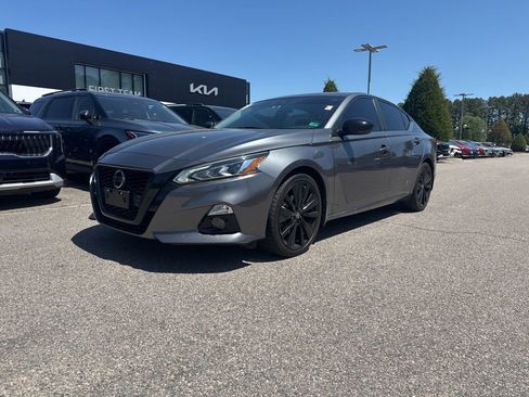 Used 2022 Nissan Altima 2.5 SR w/ Midnight Edition Package image 2