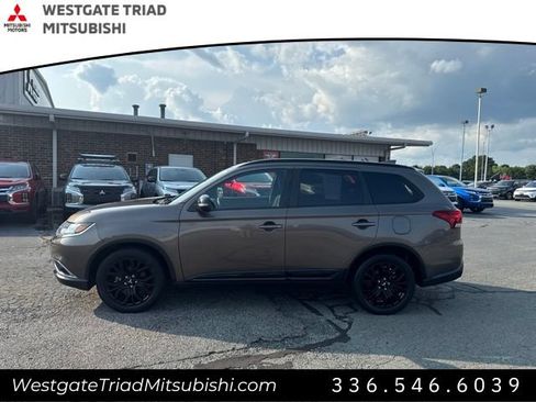 Used 2018 Mitsubishi Outlander LE AWD/4WD image 3