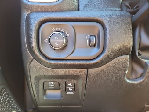 Used 2023 RAM 1500 Big Horn AWD/4WD image 30