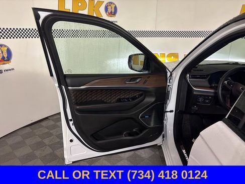 Used 2022 Jeep Grand Cherokee Summit w/ Luxury Tech Group V AWD/4WD image 22