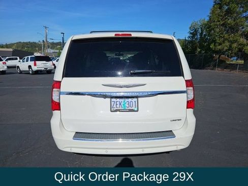 Used 2012 Chrysler Town & Country Limited w/ Luxury Group FWD image 4