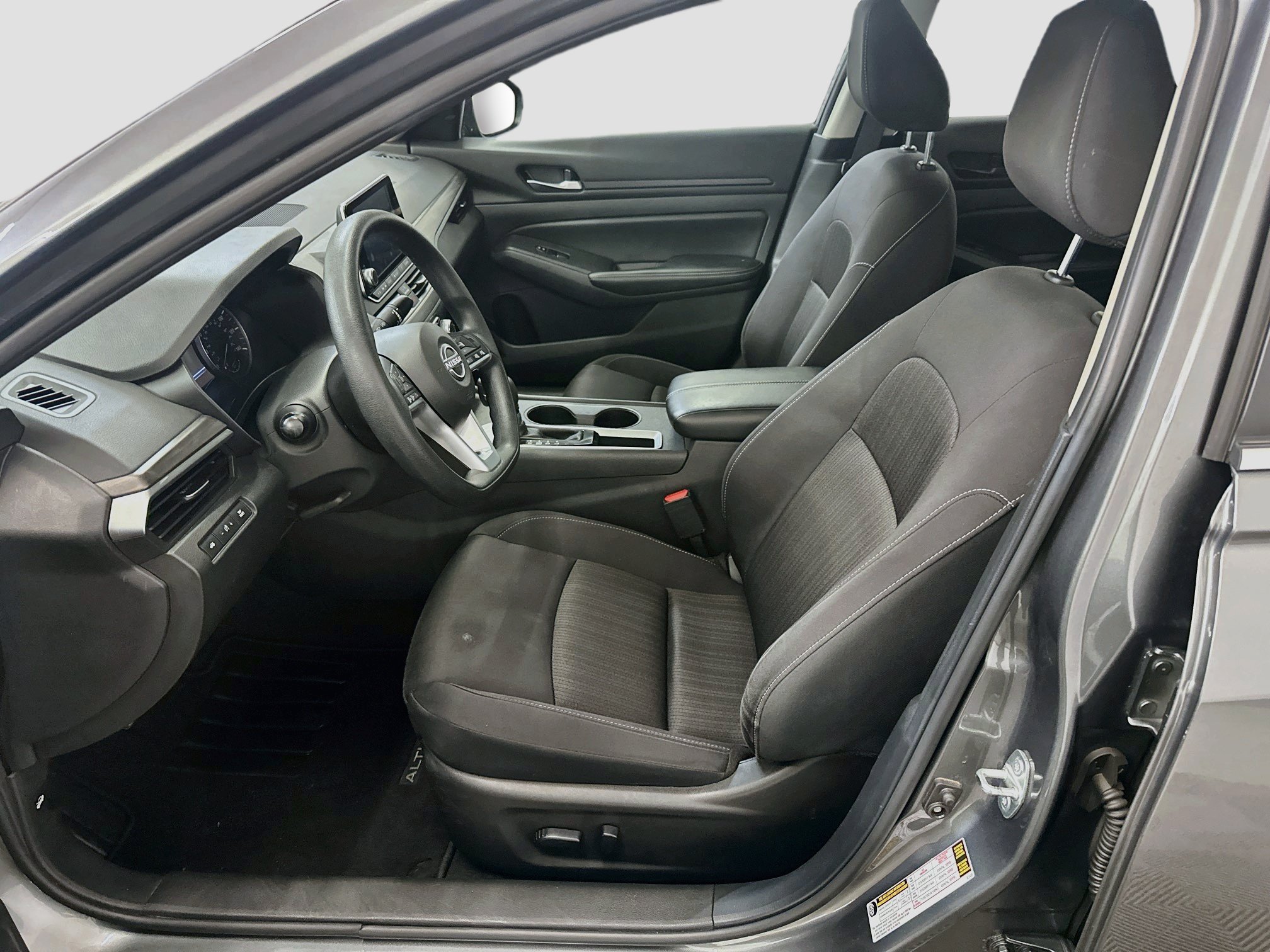 Used 2025 Nissan Altima 2.5 SV FWD image 13