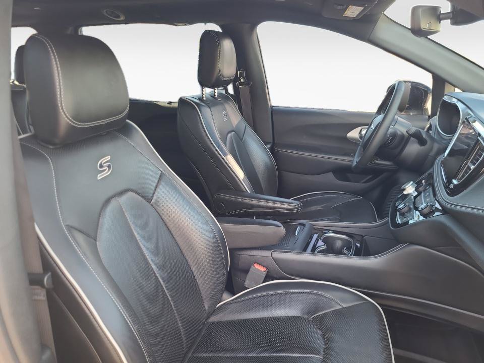 Used 2025 Chrysler Pacifica Limited FWD image 32
