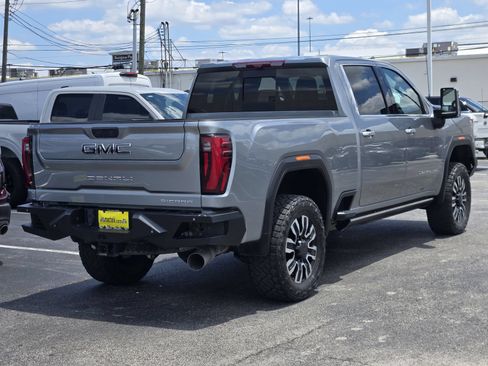Used 2024 GMC Sierra 2500 Denali Ultimate AWD/4WD image 8