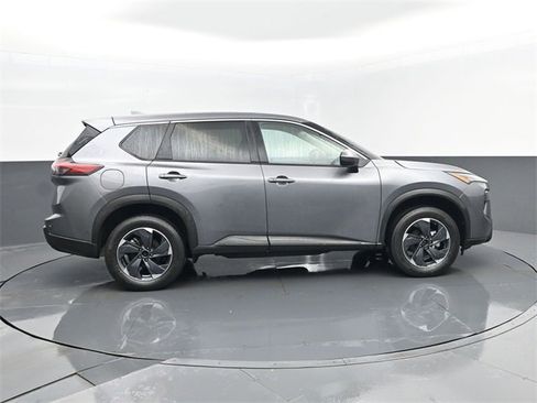 Used 2024 Nissan Rogue SV image 4