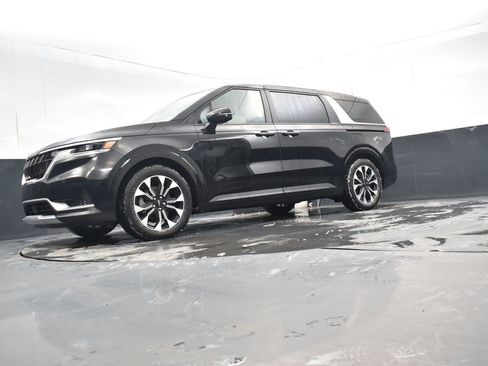 Used 2024 Kia Carnival EX image 18