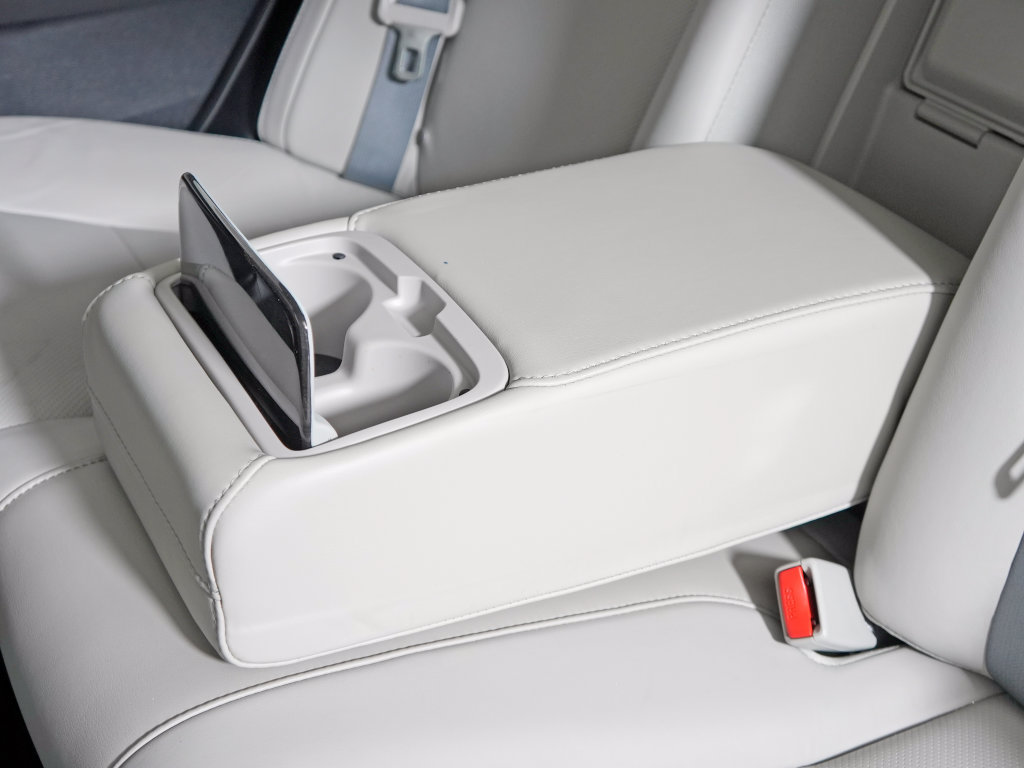 Used 2015 Toyota Avalon Limited w/ Technology Package FWD image 34