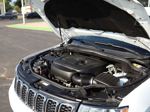 Used 2020 Jeep Grand Cherokee Laredo image 43