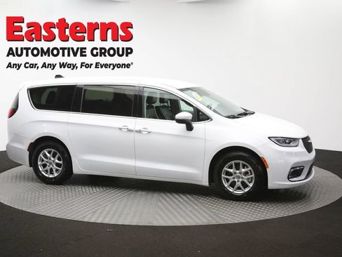 Used 2023 Chrysler Pacifica Touring-L FWD image 48