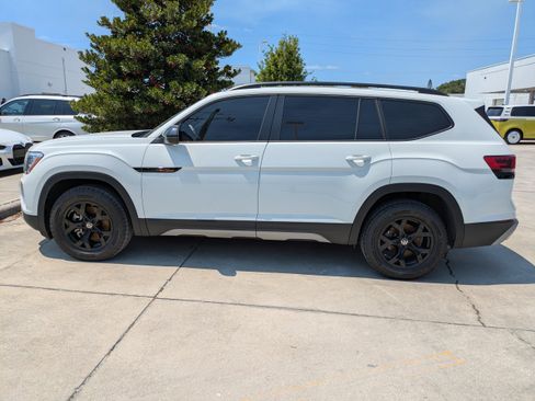 Certified 2025 Volkswagen Atlas Peak Edition SE image 7