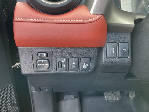 Used 2014 Toyota RAV4 Limited w/ Technology Package image 31