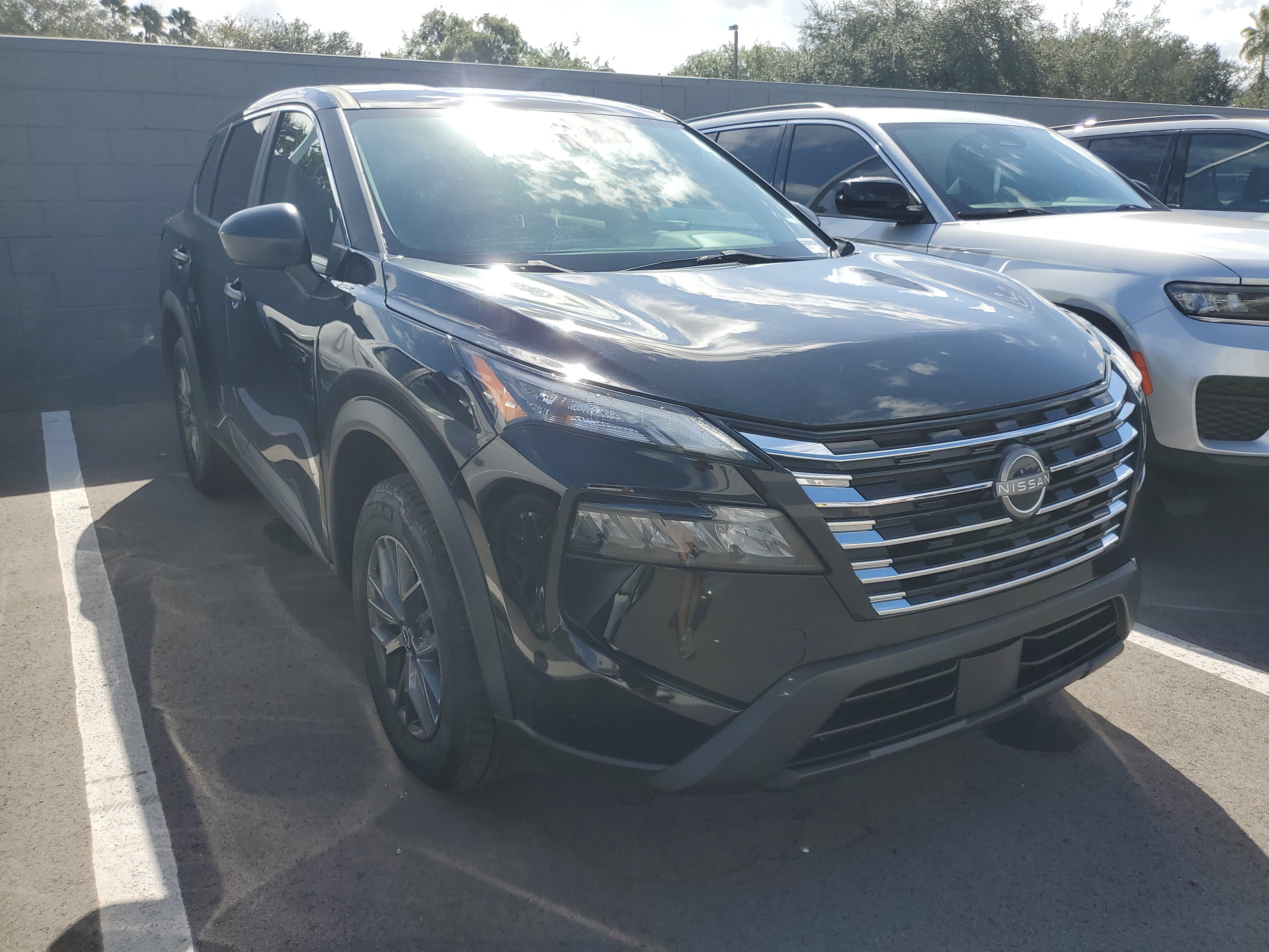 Used 2024 Nissan Rogue S FWD image 2
