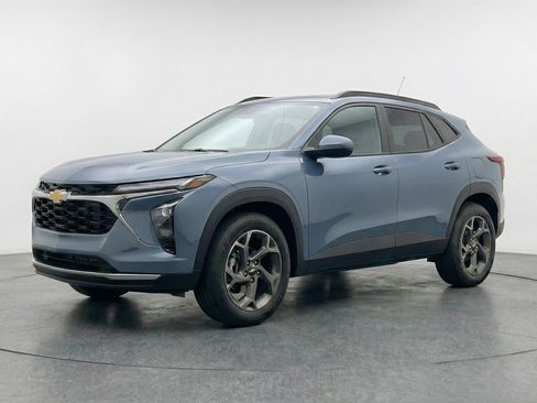 Used 2025 Chevrolet Trax LT image 3