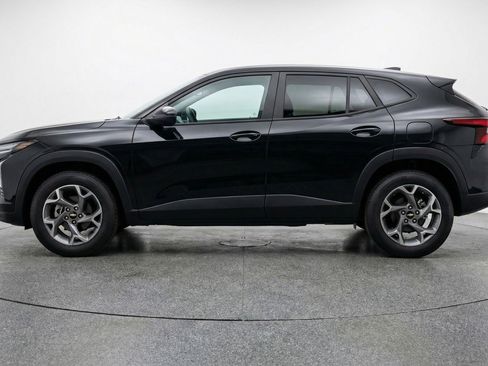 Used 2025 Chevrolet Trax LT w/ LT Convenience Package FWD image 5