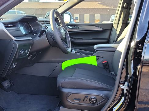 Used 2024 Jeep Grand Cherokee Laredo X image 8