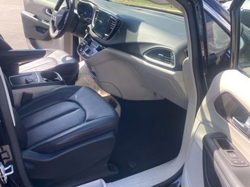 Used 2024 Chrysler Pacifica Touring-L FWD image 14