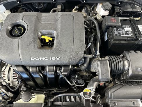 Used 2017 Hyundai Elantra SE image 28