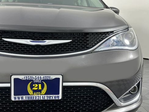 Used 2017 Chrysler Pacifica Touring-L image 5