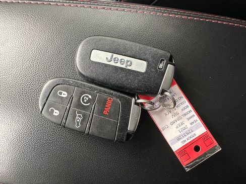 Used 2021 Jeep Grand Cherokee Trailhawk w/ Trailhawk Luxury Group AWD/4WD image 9