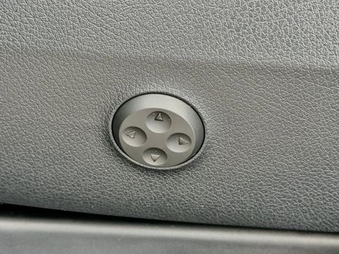 Used 2025 Mercedes-Benz GLC 300 image 27