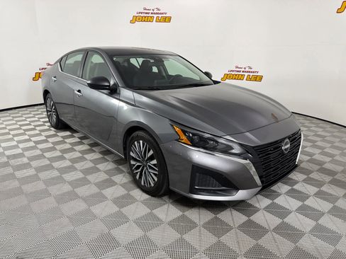 Used 2024 Nissan Altima 2.5 SV FWD image 8