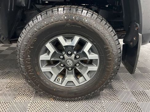 Used 2017 Toyota Tacoma TRD Off-Road w/ Tow Package (A/T) AWD/4WD image 9