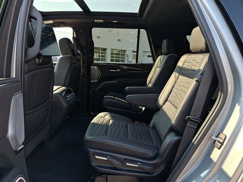 Used 2024 Cadillac Escalade Sport Platinum w/ LPO, ONYX Package AWD/4WD image 10