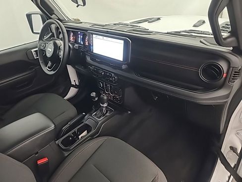 Used 2025 Jeep Wrangler Unlimited Rubicon image 15