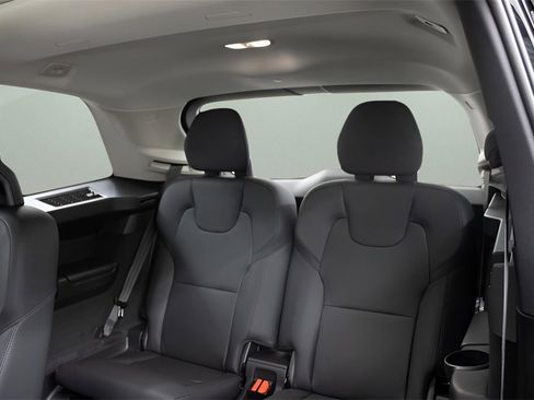 Certified 2025 Volvo XC90 T8 Plus w/ Protection Package Premier image 36