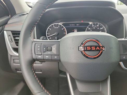 Used 2025 Nissan Rogue SV AWD/4WD image 18