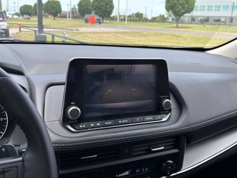 Used 2025 Nissan Rogue SV FWD image 20