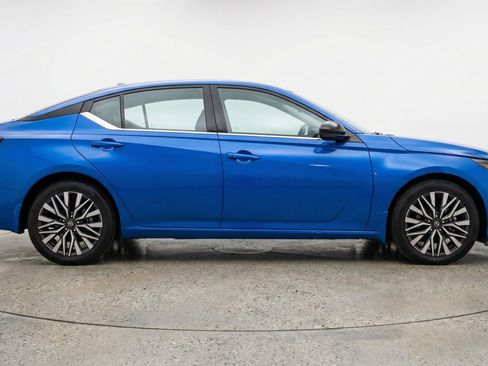 Used 2025 Nissan Altima 2.5 SV FWD image 11