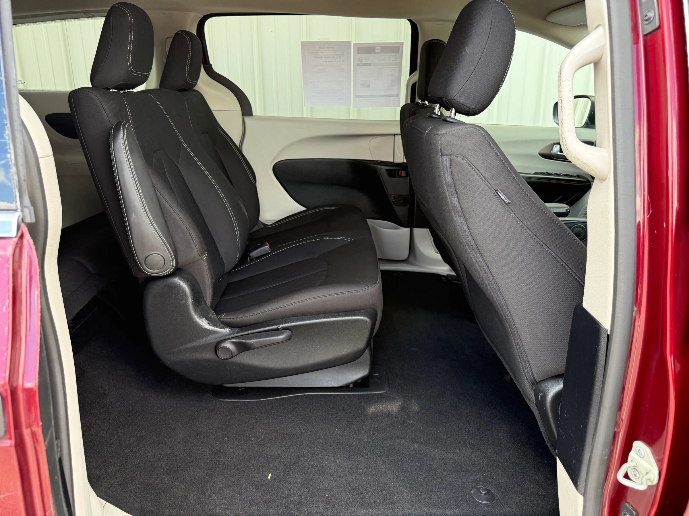 Used 2020 Chrysler Voyager L FWD image 33