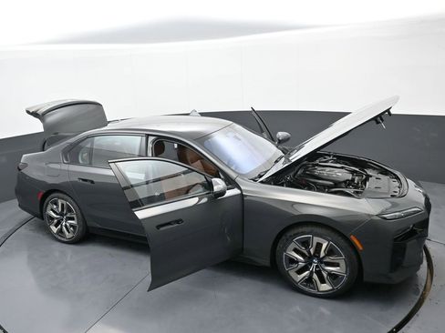 Used 2023 BMW 760i xDrive w/ Executive Package image 41