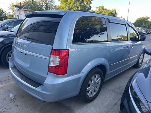 Used 2013 Chrysler Town & Country Touring FWD image 7