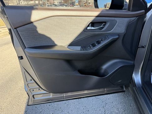 Used 2023 Nissan Rogue SV image 16