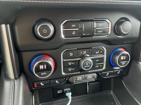 Used 2024 Chevrolet Suburban LT image 20