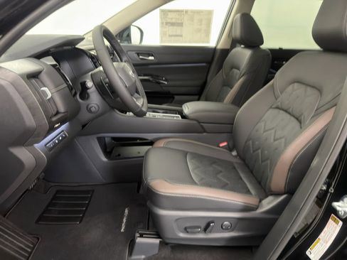 New 2026 Nissan Pathfinder Platinum FWD image 14