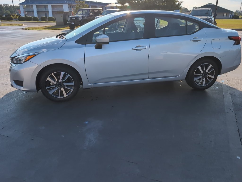 Used 2025 Nissan Versa SV FWD image 2