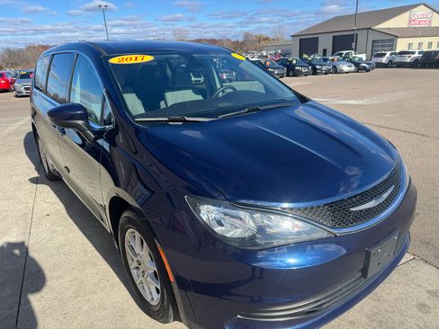 Used 2017 Chrysler Pacifica Touring image 3