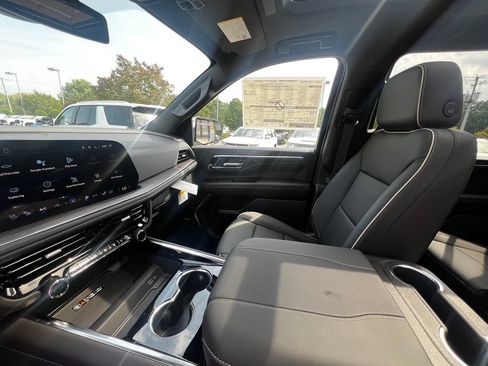 New 2026 Chevrolet Suburban Premier w/ Sun And Tow Package AWD/4WD image 17