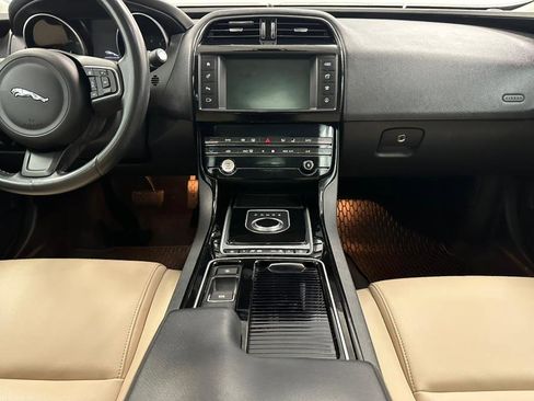 Used 2018 Jaguar XE Premium image 46