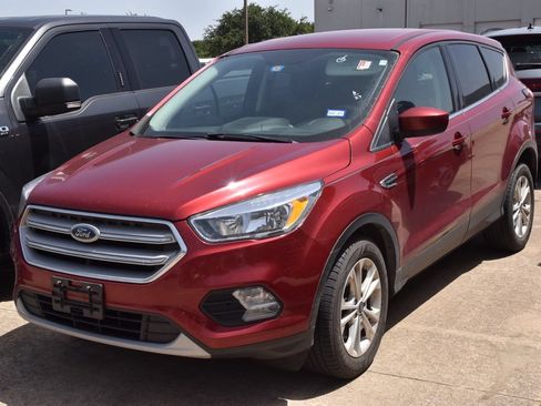 Used 2019 Ford Escape SE FWD image 2