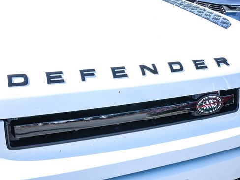 Used 2024 Land Rover Defender 130 X-Dynamic SE image 16