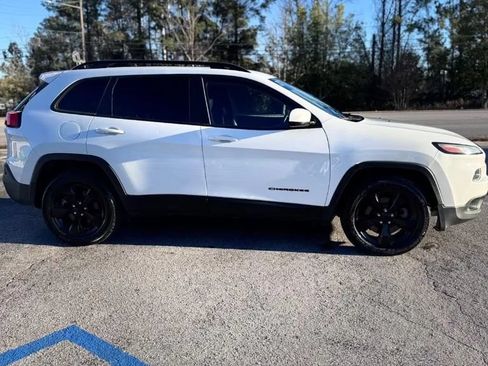 Used 2016 Jeep Cherokee Latitude w/ Cold Weather Group AWD/4WD image 4