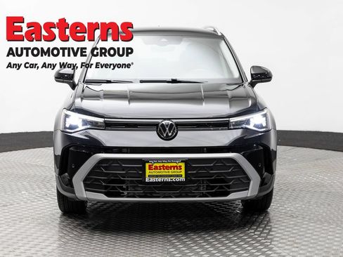 Used 2025 Volkswagen Taos SE FWD image 2