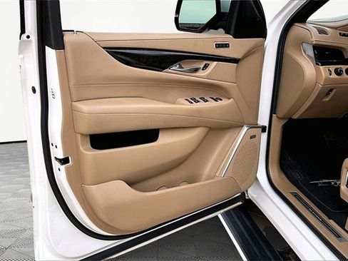 Used 2019 Cadillac Escalade Platinum image 18